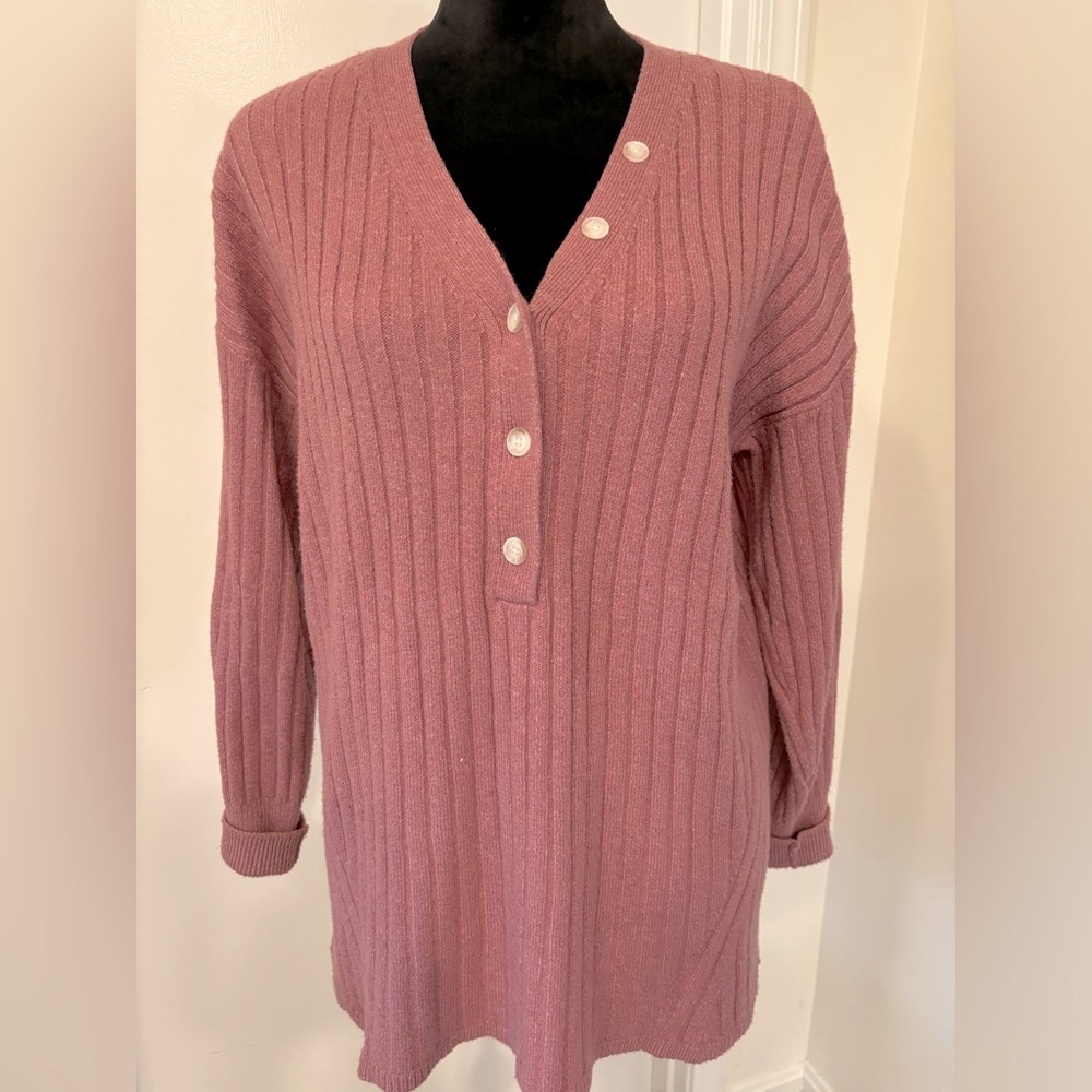 Loft sweater long sleeve ribbed v nevk - size large
Rose colored